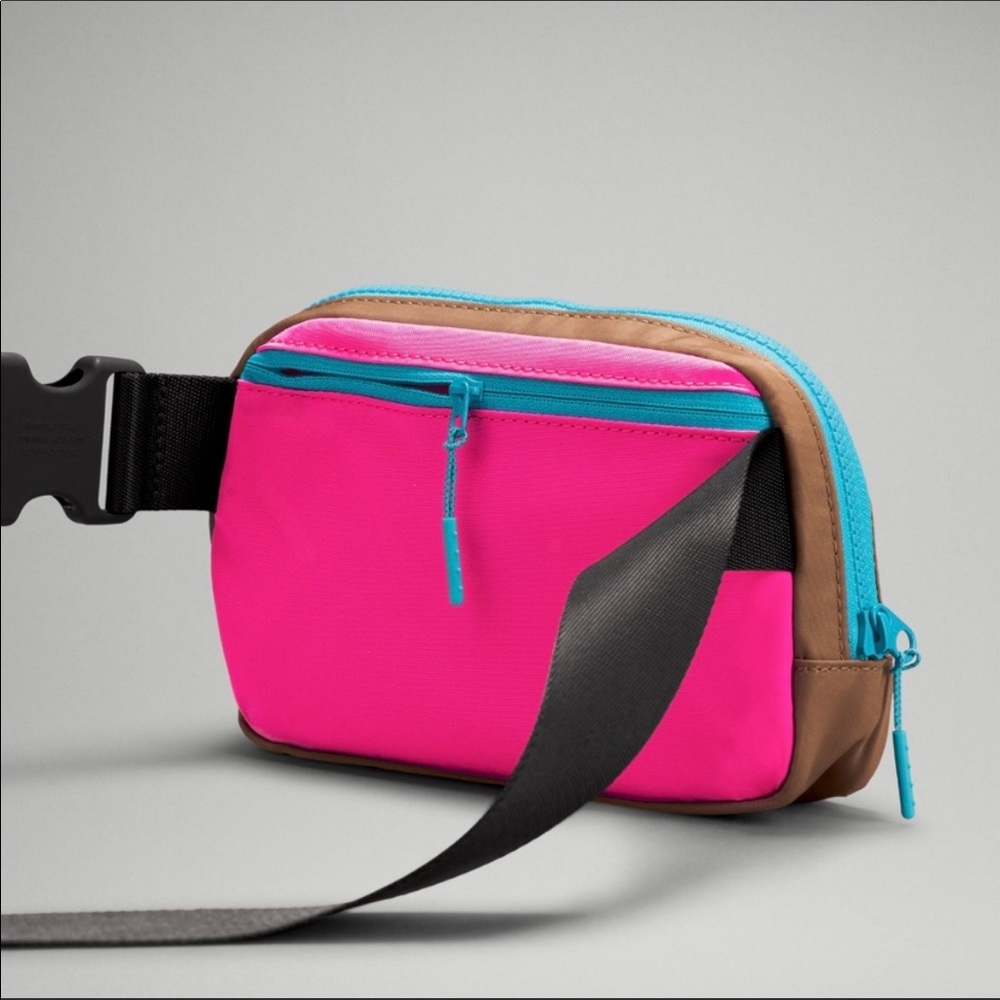 π Lululemon π NWT Everywhere Belt Bag Sonic Pink - Picture 3 of 7